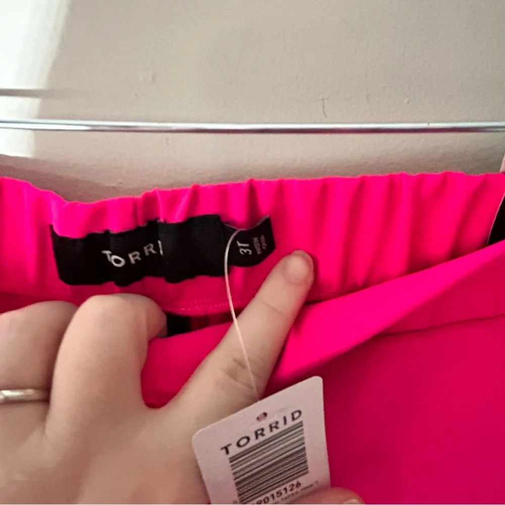 Torrid size 3T Vibrant Pink dressy Women's neon office fun w/ pockets pants NWT - Picture 4 of 7